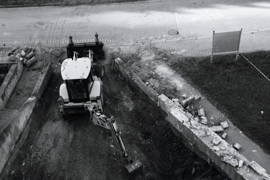 Aerial view of an excavator at a construction site in Český Krumlov, Česko.
