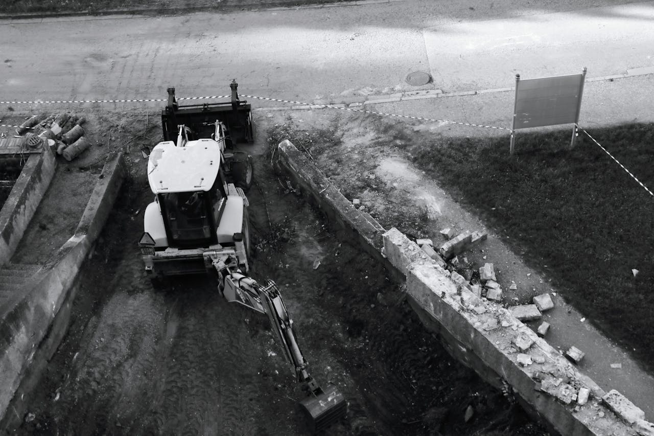 Aerial view of an excavator at a construction site in Český Krumlov, Česko.